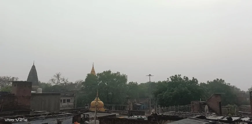 कुरारा क्षेत्र में मौसम का बदला मिजाज, गरज-चमक के साथ बारिश से मिली राहत