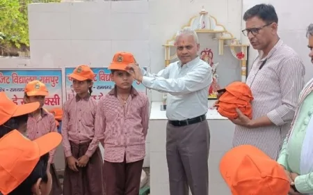 बीएसए ने धूप से बचाव को बच्चों को बांटी कैप