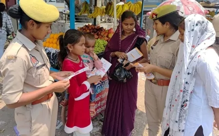 क्षेत्र में महिलाओं को एंटी रोमियो टीमो ने किया जागरुक