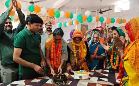 वृद्धा आश्रम में मनाया गया मदर्स डे, सीडीओ ने वृद्ध माताओं को किया सम्मानित