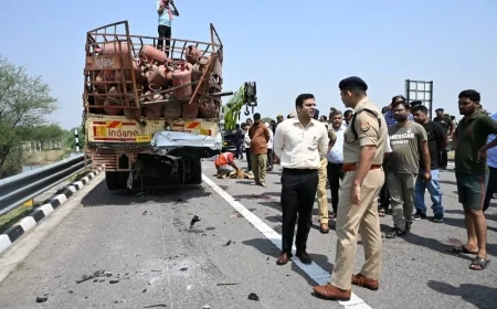 बुंदेलखंड एक्सप्रेसवे पर भीषण हादसा, खड़े ट्रक में घुसी स्कॉर्पियो