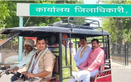 ई-रिक्शा से सफर कर पूर्व सांसद आर के सिंह पटेल ने जनता को दिया पीएम नरेंद्र मोदी के ईंधन बचत का संदेश