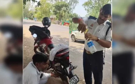 ट्रैफिक पुलिस ने लू की चपेट में आये बाइक सवार की मदद की