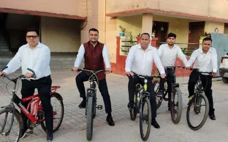 साइकिल से स्टाफ के साथ कोर्ट पहुंचे मुख्य न्यायाधीश परिवार न्यायालय