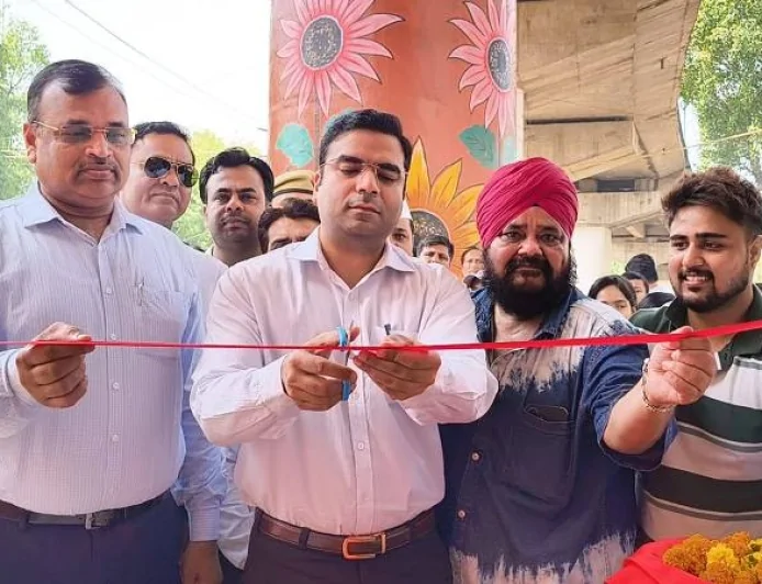 भीषण गर्मी में राहत: कचहरी चौराहे पर शीतल पेयजल के साथ उबले चना-शरबत वितरण