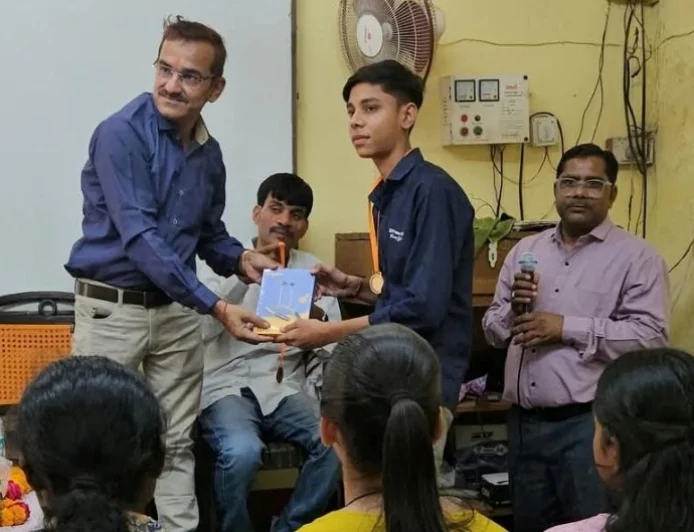 गणित विषय में श्रेष्ठ अंक लाने वाले विद्यार्थियों को किया गया सम्मानित