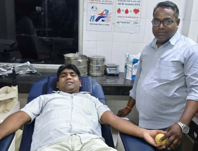 कर्मचारी ने रक्तदान कर मासूम की बचाई जान