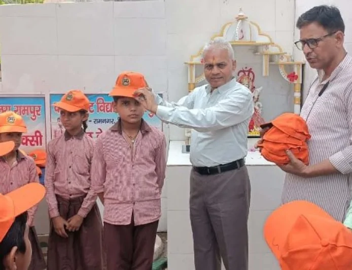 बीएसए ने धूप से बचाव को बच्चों को बांटी कैप