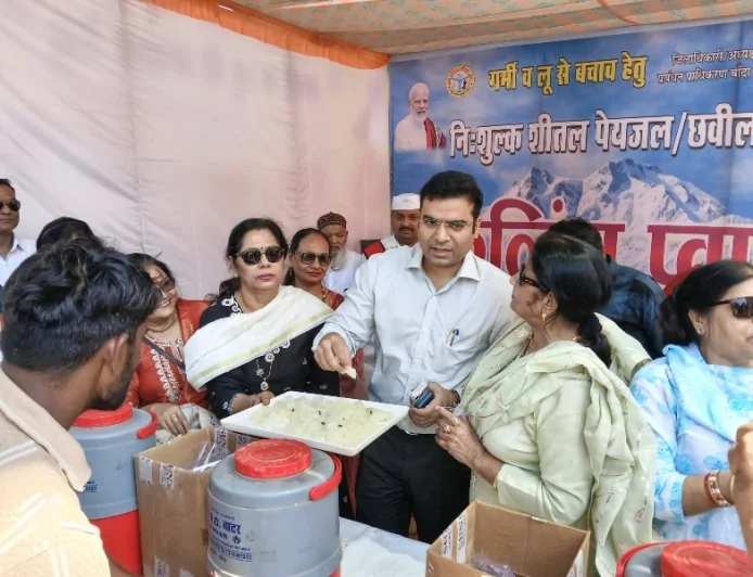 भीषण गर्मी में राहत : बाँदा कलेक्ट्रेट गेट पर निशुल्क शीतल पेयजल व छबील की व्यवस्था