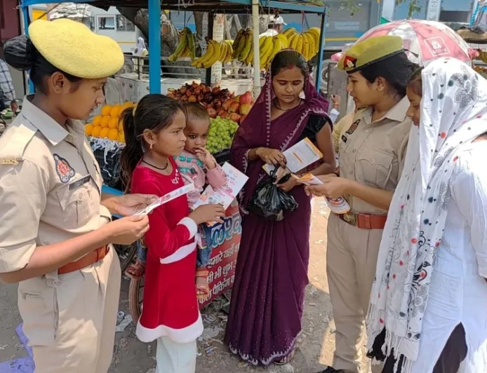 क्षेत्र में महिलाओं को एंटी रोमियो टीमो ने किया जागरुक