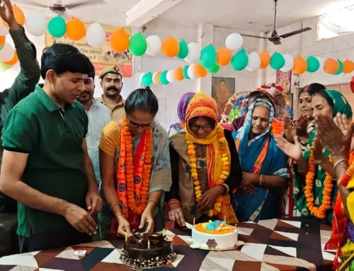 वृद्धा आश्रम में मनाया गया मदर्स डे, सीडीओ ने वृद्ध माताओं को किया सम्मानित