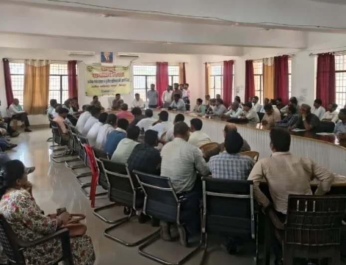 गणना अभियान को गति देने के लिए तहसीलों में हुई समीक्षा बैठकें
