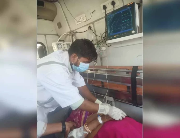 चलती बाइक से गिरकर बाइक पर सवार युवती गम्भीर रूप से घायल, डॉक्टर ने किया रेफर