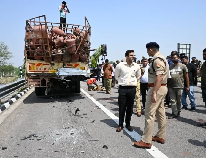 बुंदेलखंड एक्सप्रेसवे पर भीषण हादसा, खड़े ट्रक में घुसी स्कॉर्पियो