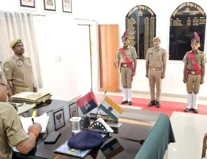 परेड की सलामी लेकर एसपी ने किया निरीक्षण