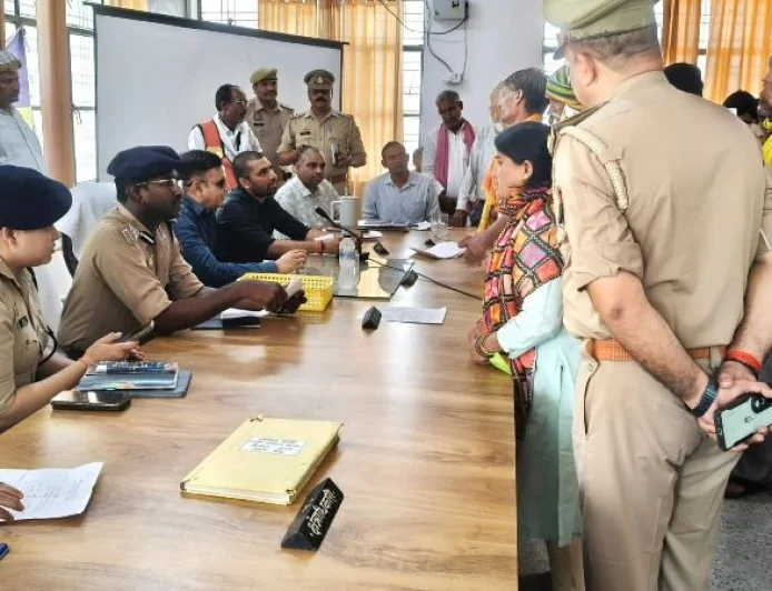 अतर्रा समाधान दिवस में आयुक्त ने सुनीं जनसमस्याएं, भीषण गर्मी के मद्देनजर विभागों को दिए कड़े निर्देश