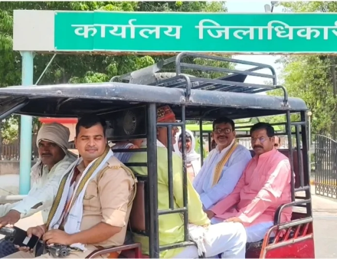 ई-रिक्शा से सफर कर पूर्व सांसद आर के सिंह पटेल ने जनता को दिया पीएम नरेंद्र मोदी के ईंधन बचत का संदेश