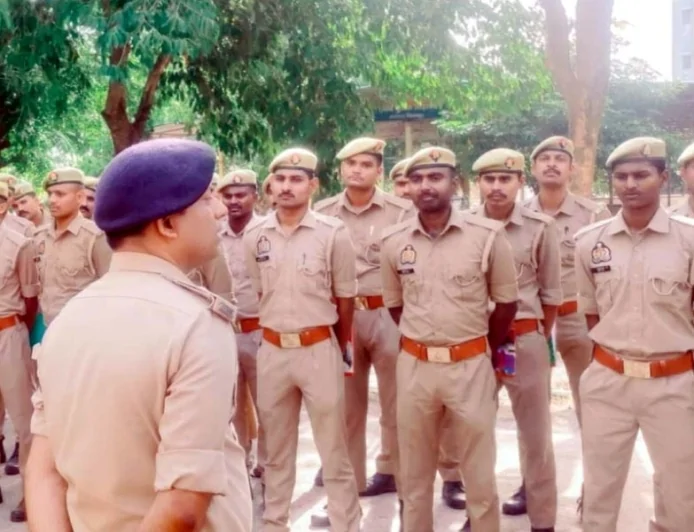 परेड की सलामी लेकर एएसपी ने किया निरीक्षण