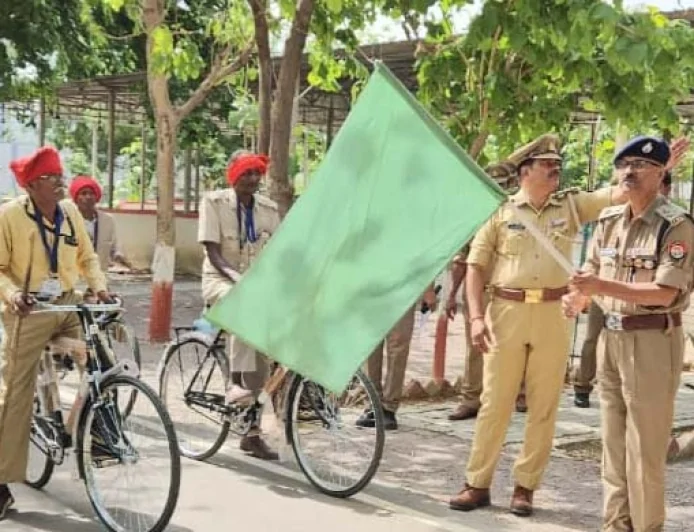 एसपी ने 75 ग्राम चौकीदारों को बांटी साइकिल