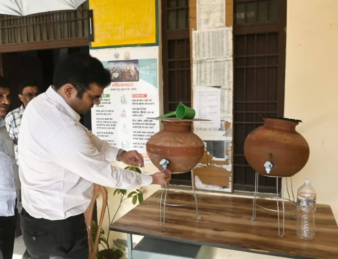 भीषण गर्मी के बीच जिला अस्पताल पहुंचे डीएम, मरीजों के लिए ‘कूलिंग प्वाइंट’ बनाने के निर्देश