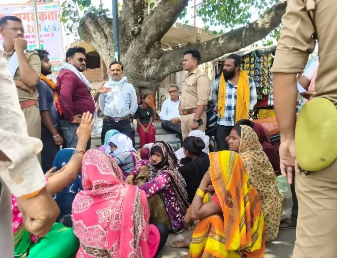 पानी संकट से परेशान लोगों ने किया रोड जाम, प्रशासन के आश्वासन पर खुला जाम