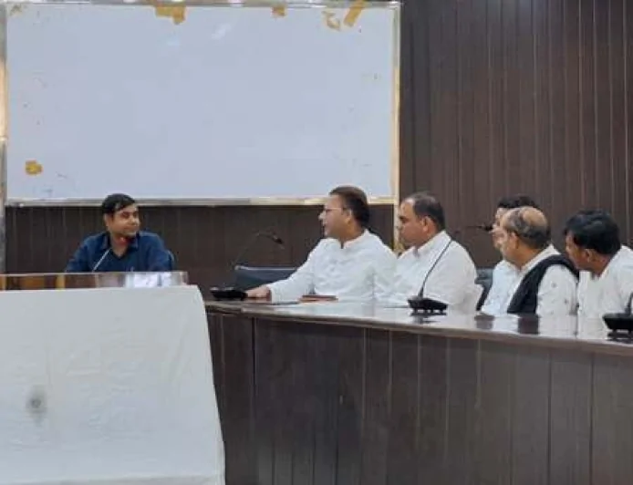 सर्राफा व्यापारियों के साथ डीएम एसपी ने की बैठक