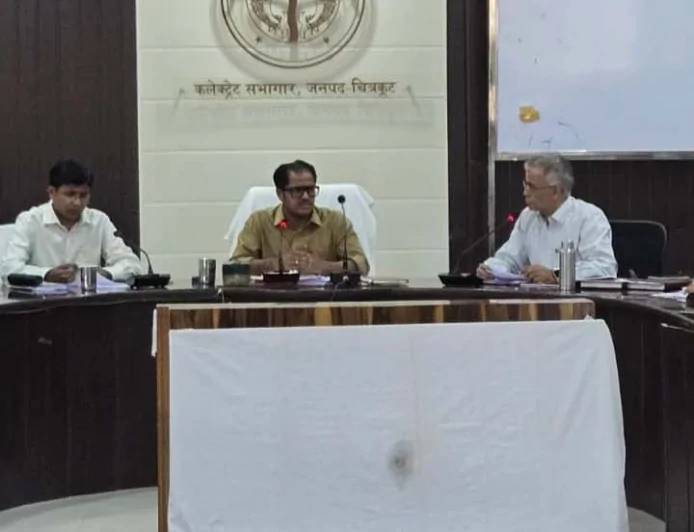 एक सप्ताह में बैंक निस्तारित करें पीएम सूर्यघर के लंबित आवेदन : डीएम