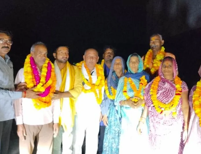 चारधाम यात्रा पर रवाना हुए श्रद्धालु, फूल-मालाएं पहनाकर दी गई भावभीनी विदाई