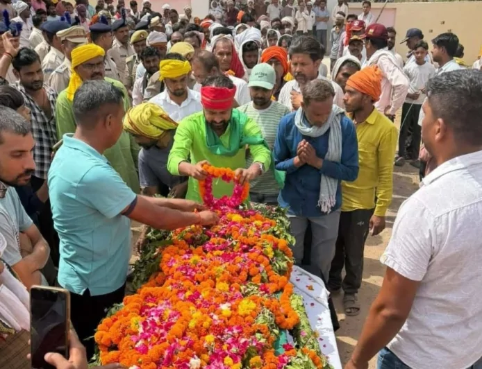 नम आंखों से दी गई सीआरपीएफ जवान को अंतिम विदाई