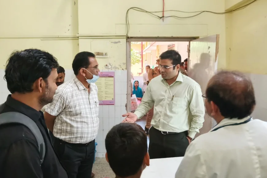 जिलाधिकारी अमित आसेरी का जिला अस्पताल का औचक निरीक्षण, व्यवस्थाओं का लिया जायजा