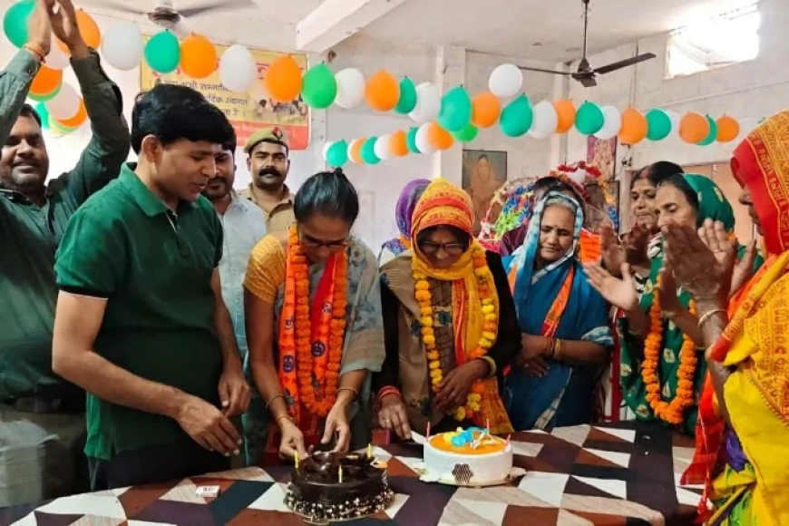 वृद्धा आश्रम में मनाया गया मदर्स डे, सीडीओ ने वृद्ध माताओं को किया सम्मानित