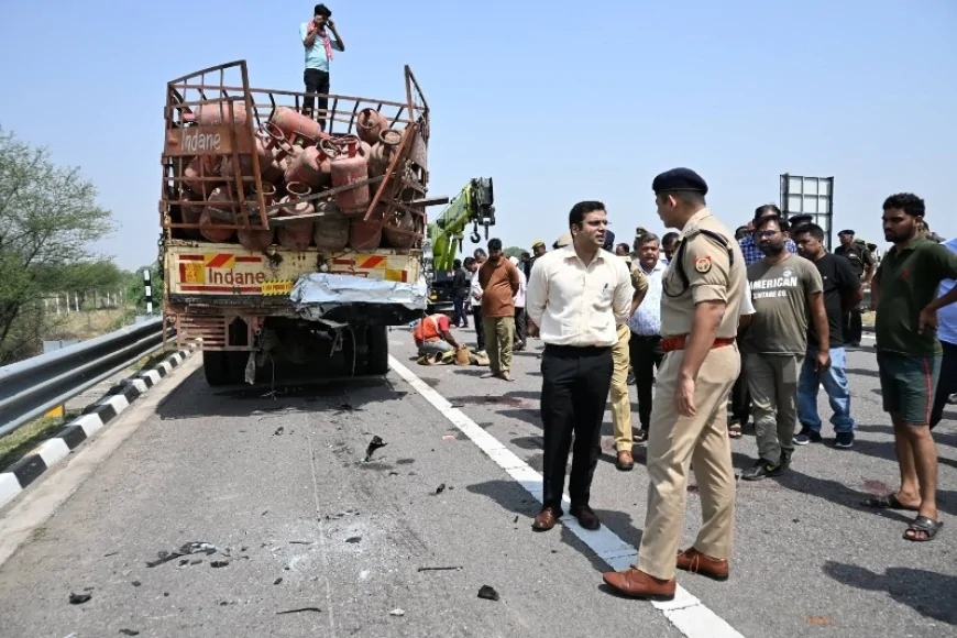 बुंदेलखंड एक्सप्रेसवे पर भीषण हादसा, खड़े ट्रक में घुसी स्कॉर्पियो