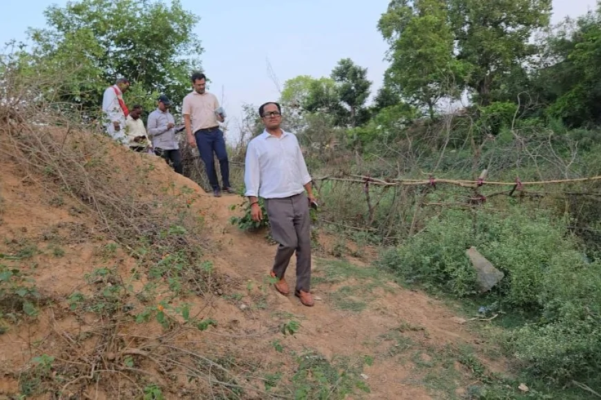 डीएम ने नदी में गिर रहे छह नालों का किया स्थलीय निरीक्षण