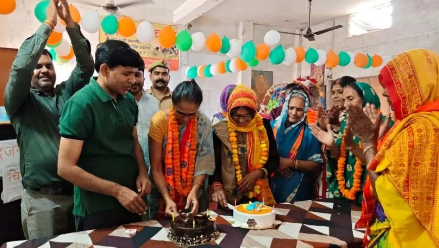 वृद्धा आश्रम में मनाया गया मदर्स डे, सीडीओ ने वृद्ध माताओं को किया सम्मानित