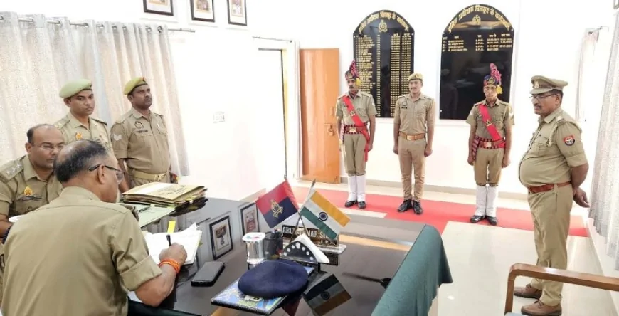 परेड की सलामी लेकर एसपी ने किया निरीक्षण