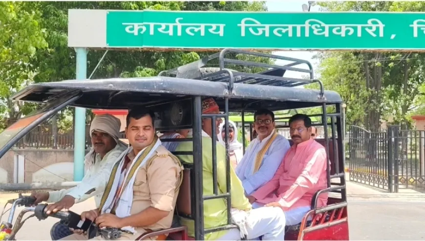 ई-रिक्शा से सफर कर पूर्व सांसद आर के सिंह पटेल ने जनता को दिया पीएम नरेंद्र मोदी के ईंधन बचत का संदेश