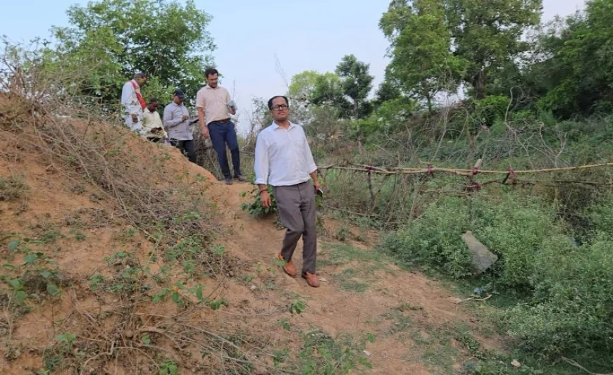 डीएम ने नदी में गिर रहे छह नालों का किया स्थलीय निरीक्षण