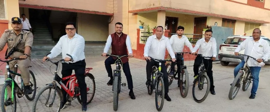 साइकिल से स्टाफ के साथ कोर्ट पहुंचे मुख्य न्यायाधीश परिवार न्यायालय