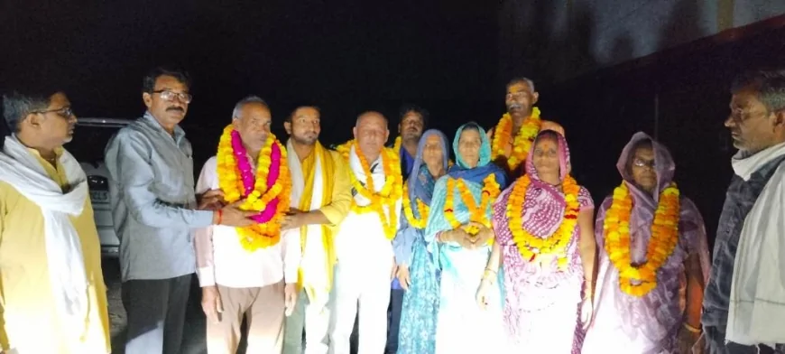चारधाम यात्रा पर रवाना हुए श्रद्धालु, फूल-मालाएं पहनाकर दी गई भावभीनी विदाई