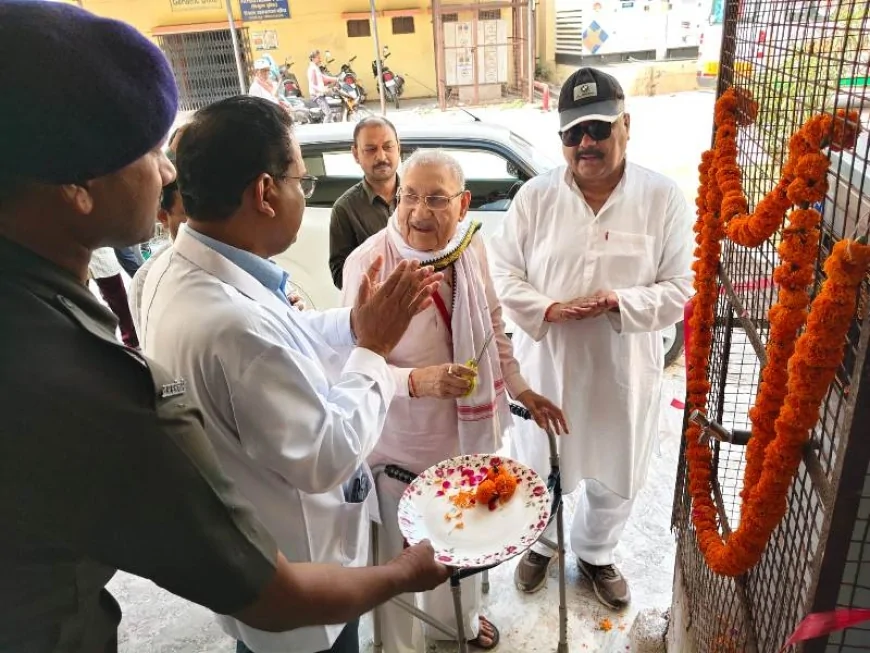 95 वर्षीय समाजसेवी रामसेवक शिवहरे ने जिला अस्पताल को भेंट किया वाटर कूलर