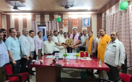 अपर मुख्य अधिकारी सुधीर कुमार के बुलंदशहर स्थानांतरण पर सहकर्मियों ने दी विदाई