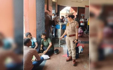 परीक्षार्थियों को सतर्क करतीं रहीं थानाध्यक्ष