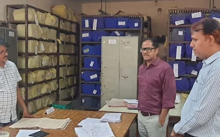 डीएम जनपद के अभिलेखागार का किया निरीक्षण