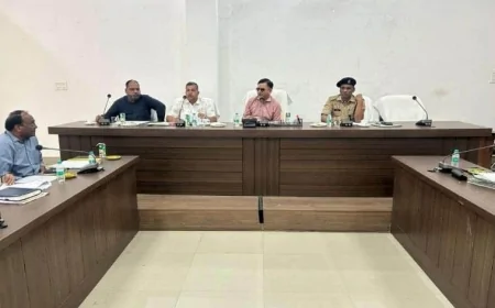 मंडलायुक्त ने सड़क सुरक्षा को लेकर दिए सख्त निर्देश, ब्लैक स्पॉट्स सुधारने और ओवरलोड वाहनों पर कार्रवाई के आदेश