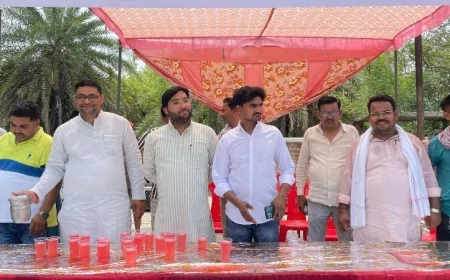 बांदा में सपा का जनसेवा अभियान, सैकड़ों लोगों को पिलाया शरबत