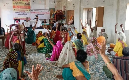 स्वास्थ्य शिविर लगाकर किया गया वृद्धजनों का उपचार
