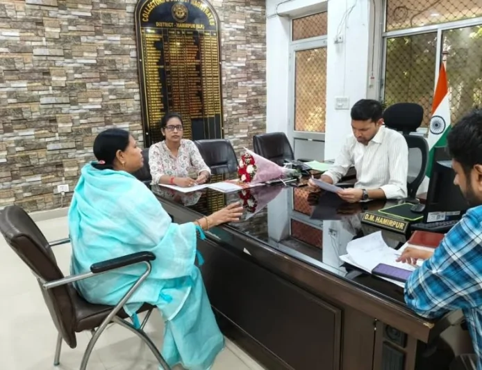 कुरारा-भौली जर्जर मार्ग को लेकर नगर पंचायत अध्यक्ष ने जिलाधिकारी को सौंपा ज्ञापन, सड़क निर्माण की मांग