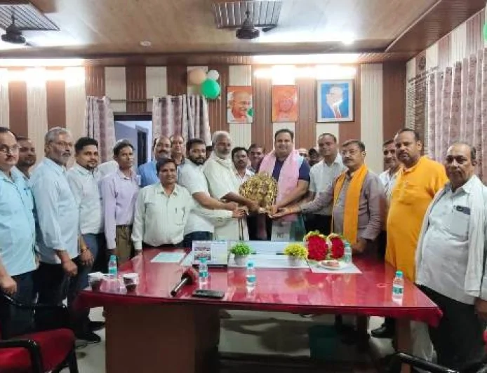 अपर मुख्य अधिकारी सुधीर कुमार के बुलंदशहर स्थानांतरण पर सहकर्मियों ने दी विदाई