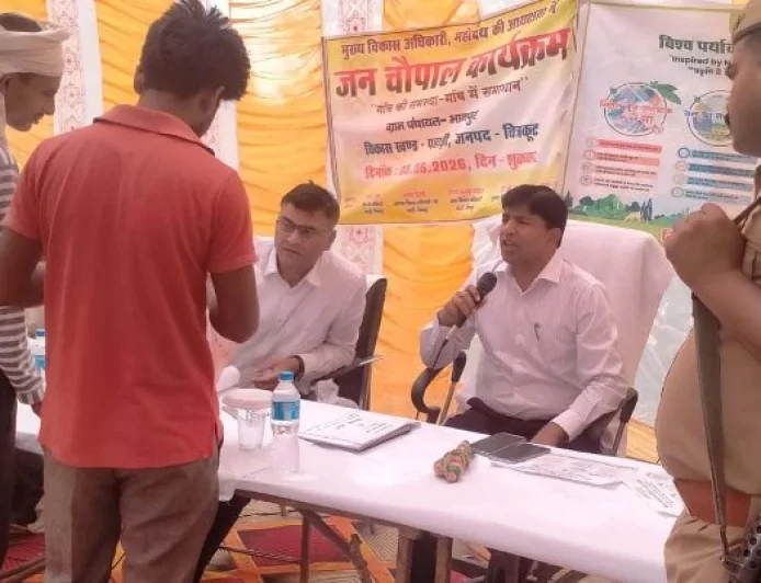 सीडीओ ने सुनी ग्रामीणों की समस्याएं, किया पौधरोपण