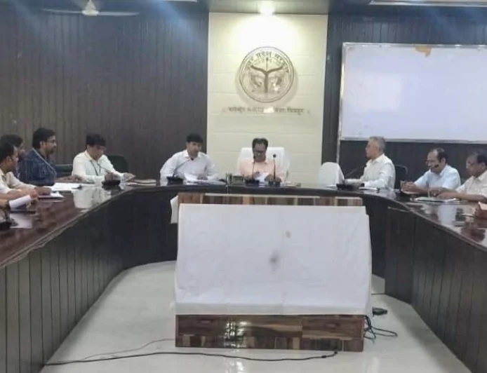 बैंक निस्तारित करें पीएम सूर्यघर योजना के लंबित आवेदन : डीएम